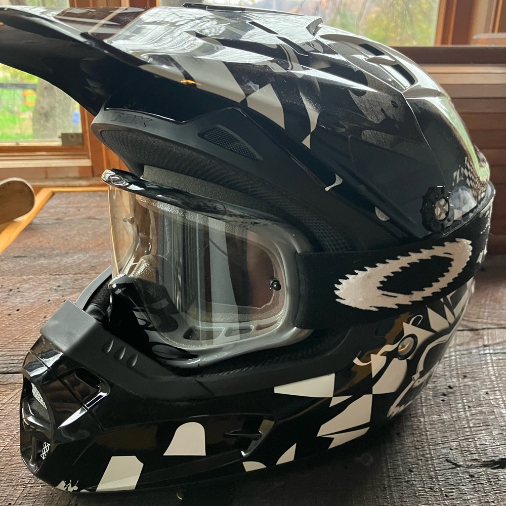 Fox helmet, V1 pilot, youth large.